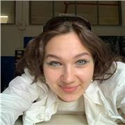 Studentessa insegna Inglese per studenti di elementari e di medie